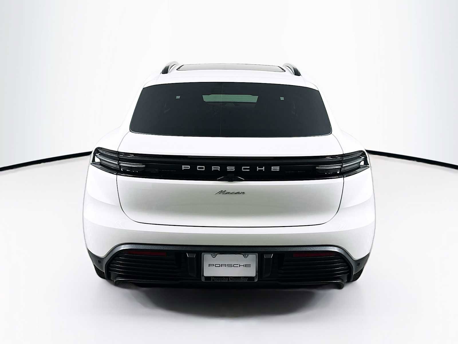Certified 2025 Porsche Macan Electric image 10