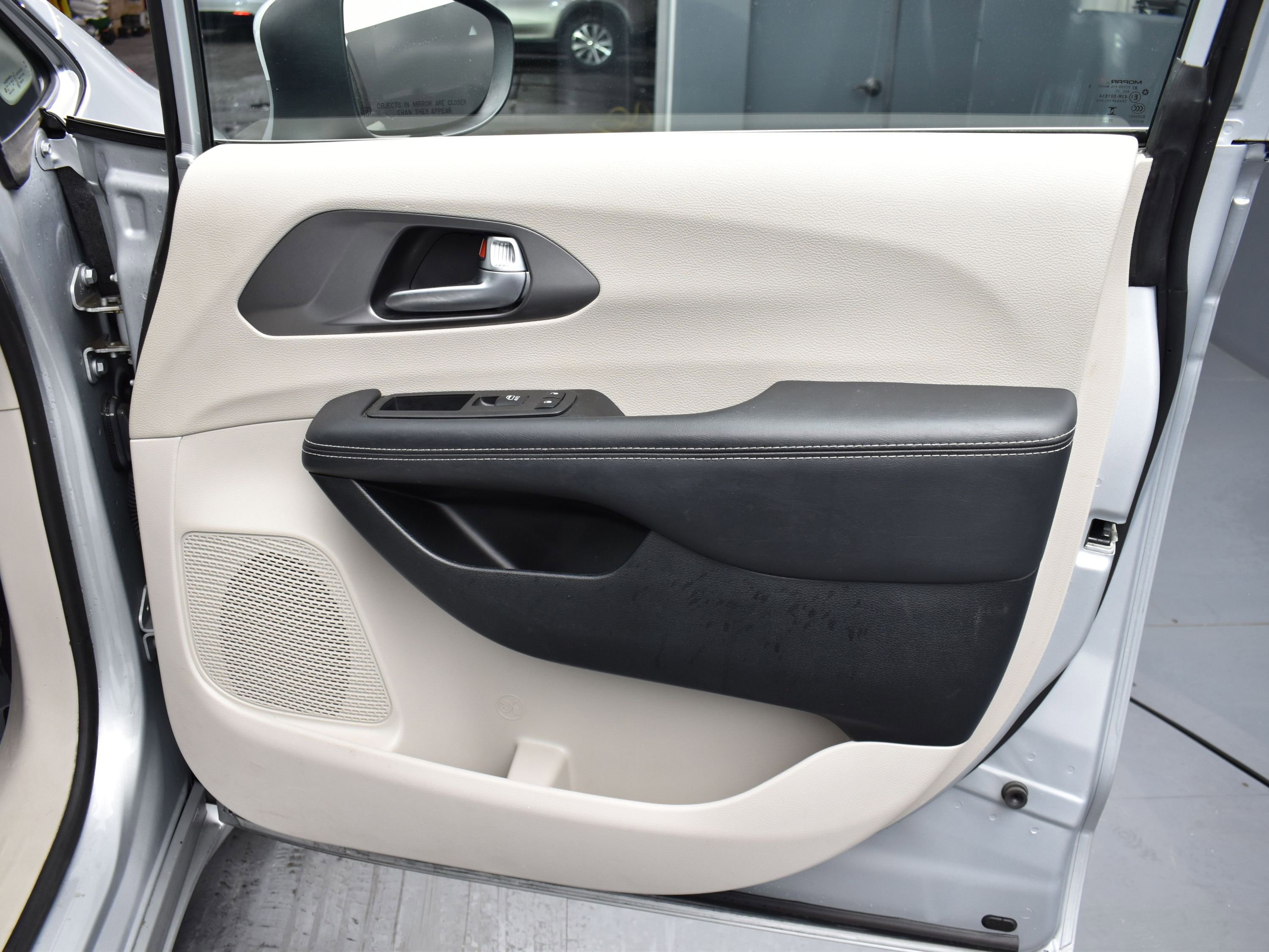 Used 2023 Chrysler Pacifica Touring-L image 19