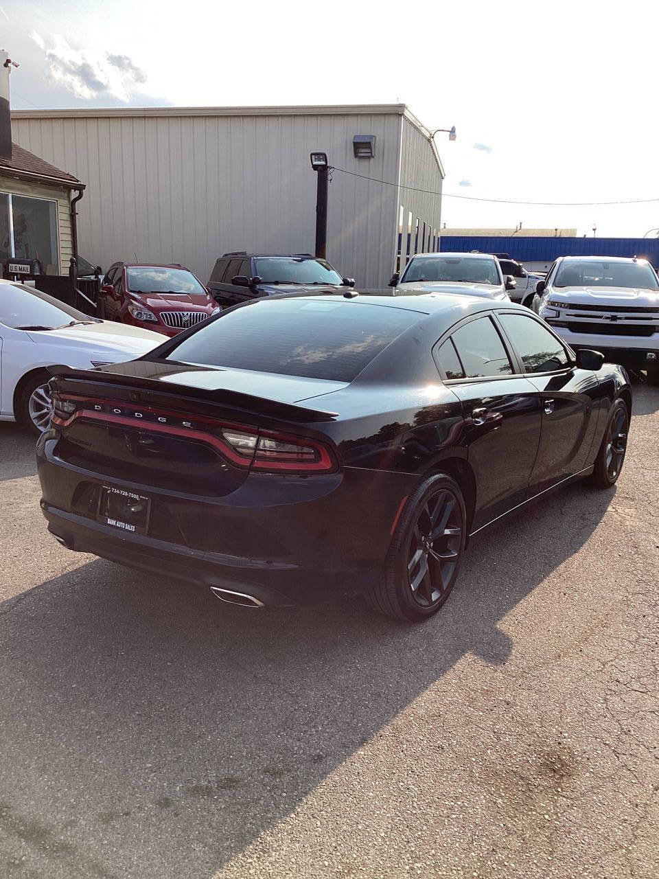 Used 2019 Dodge Charger SXT image 2