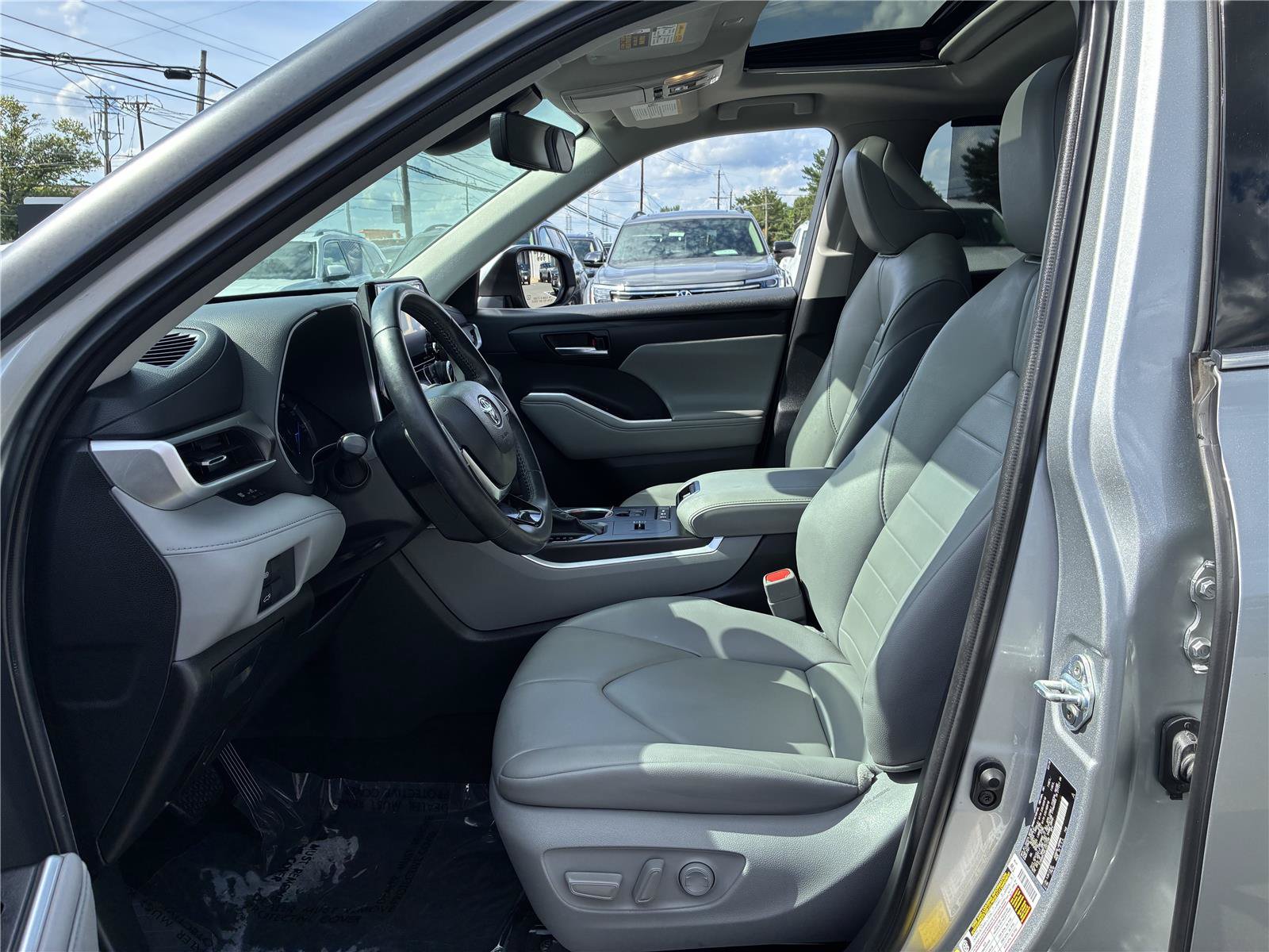 Used 2020 Toyota Highlander XLE w/ Protection Package #3 AWD/4WD image 25