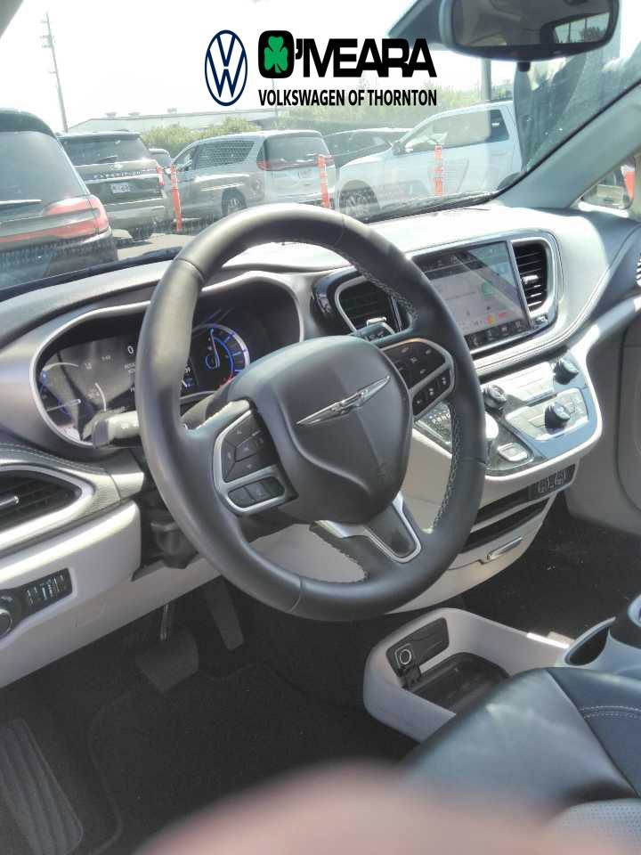 Used 2024 Chrysler Pacifica Limited FWD image 3