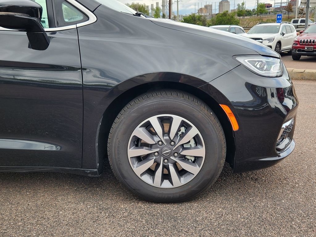 Used 2024 Chrysler Pacifica Limited FWD image 29