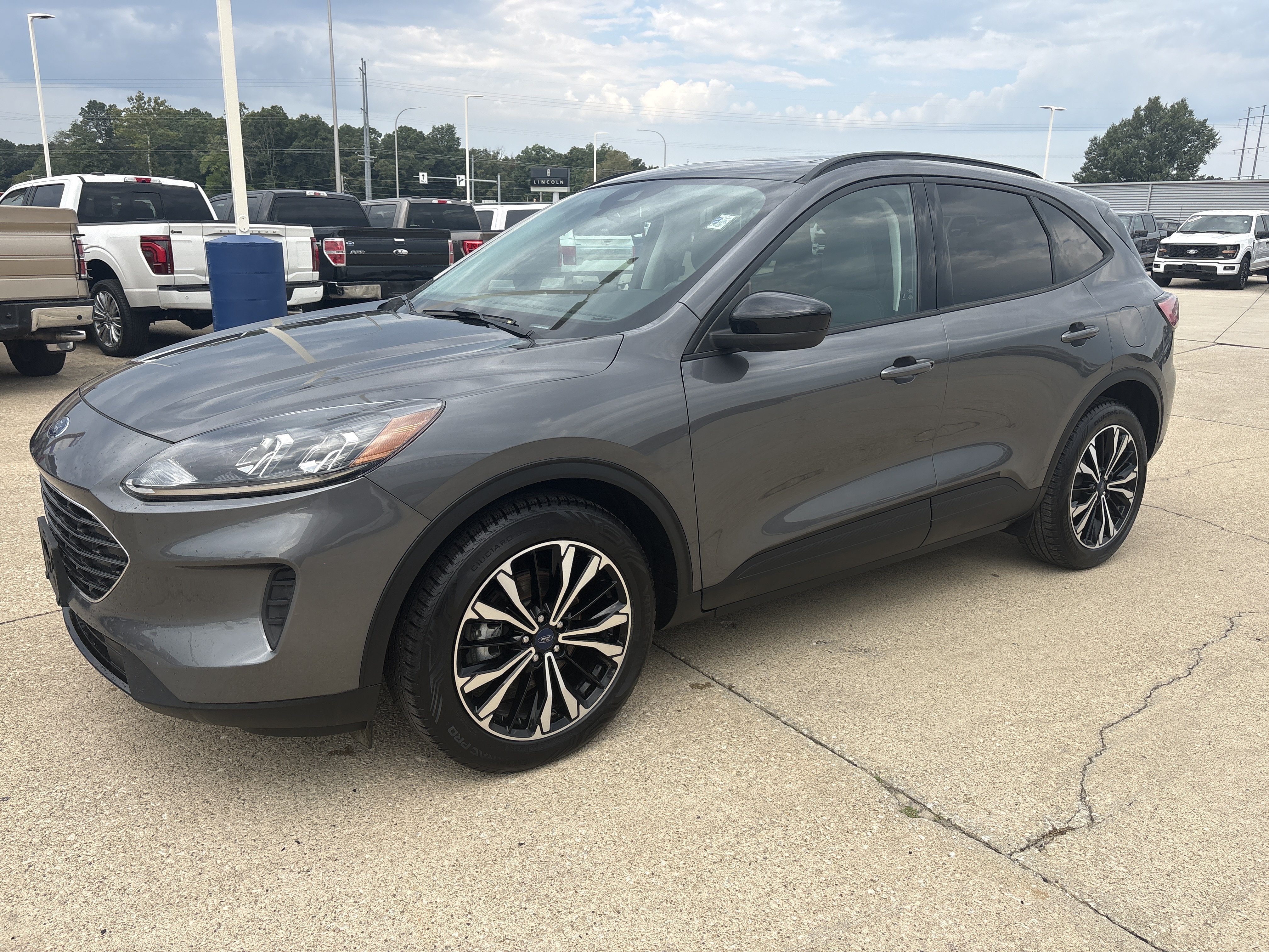 Used 2021 Ford Escape SE w/ SE Sport Appearance Package FWD image 3