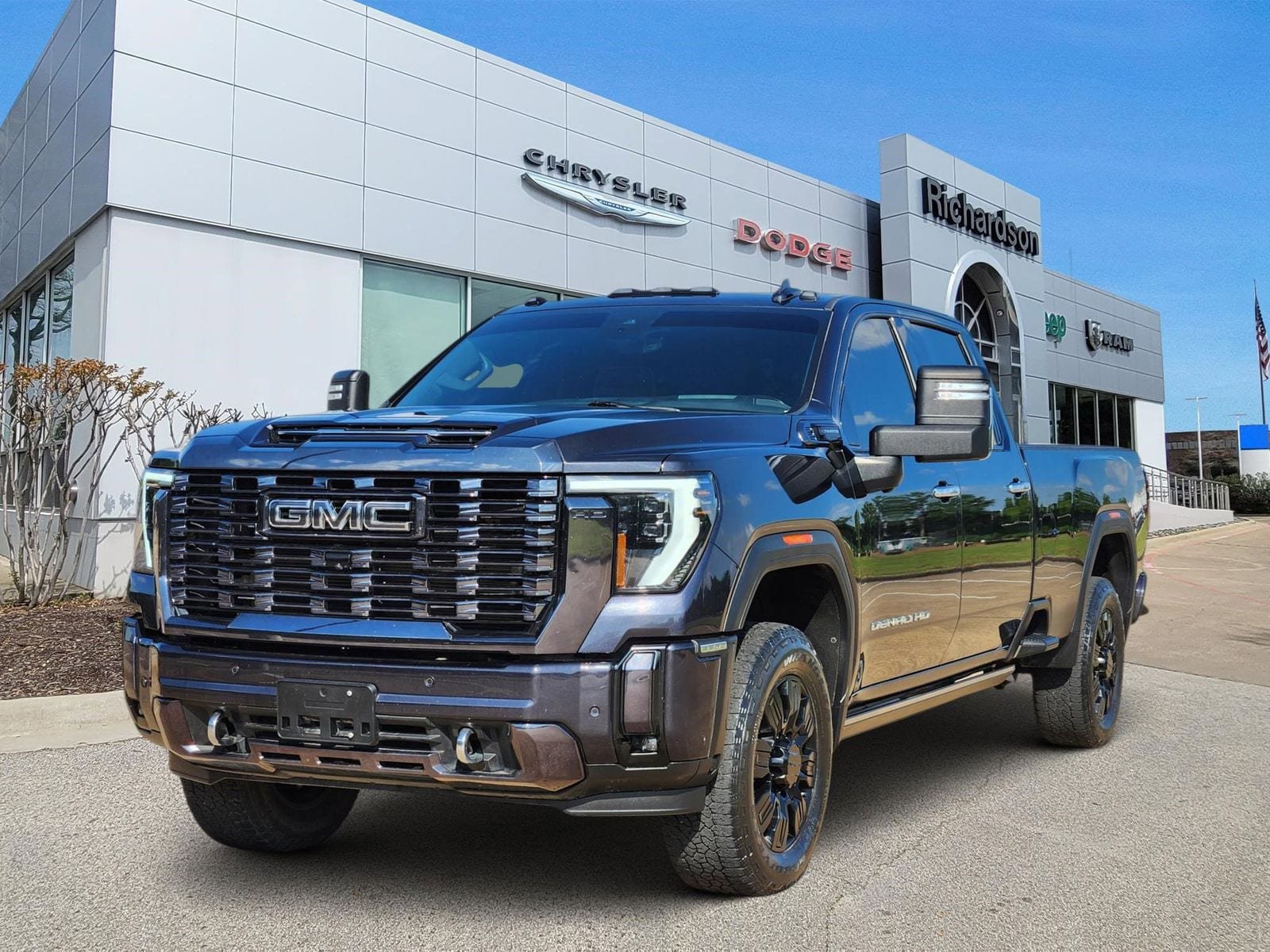 Used 2024 GMC Sierra 3500 Denali Ultimate AWD/4WD image 2
