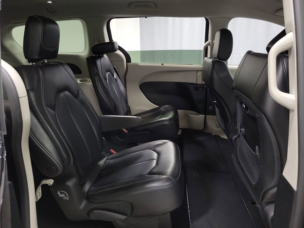 Used 2023 Chrysler Pacifica Touring-L FWD image 25