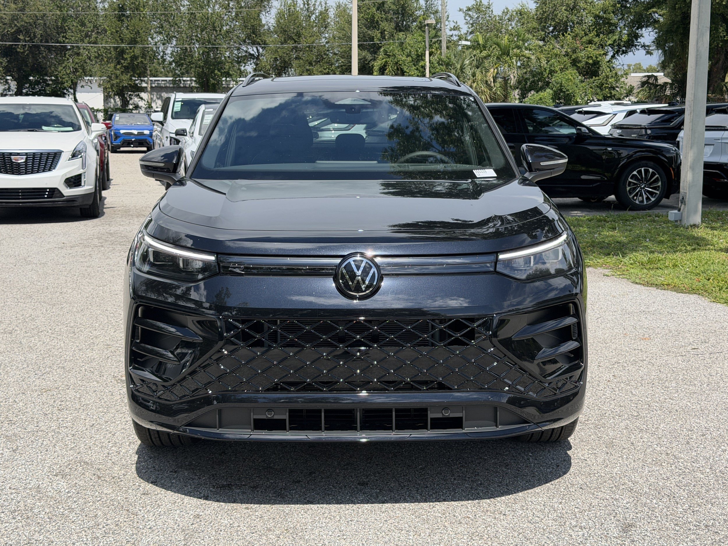 New 2026 Volkswagen Tiguan SE R-Line FWD image 2