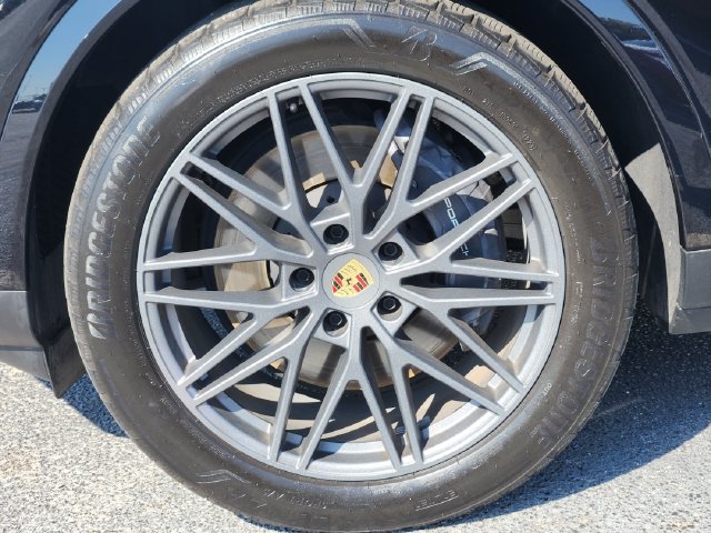 Used 2024 Porsche Cayenne AWD/4WD image 9