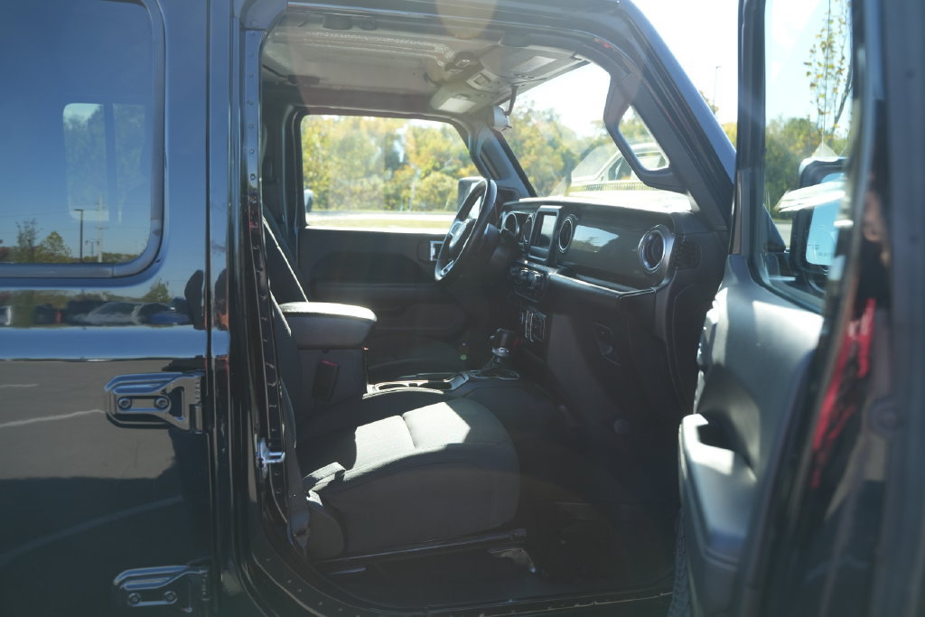 Used 2020 Jeep Gladiator Overland AWD/4WD image 18