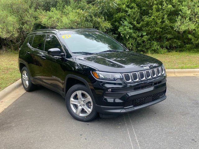 Used 2023 Jeep Compass Latitude w/ Sun and Sound Group AWD/4WD image 1