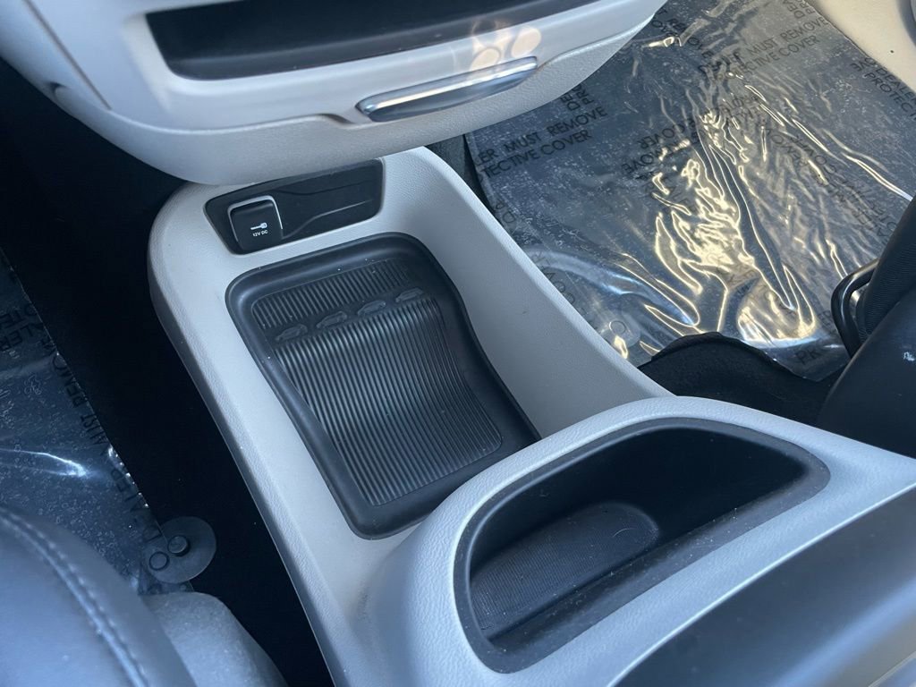 Used 2024 Chrysler Pacifica Select image 16