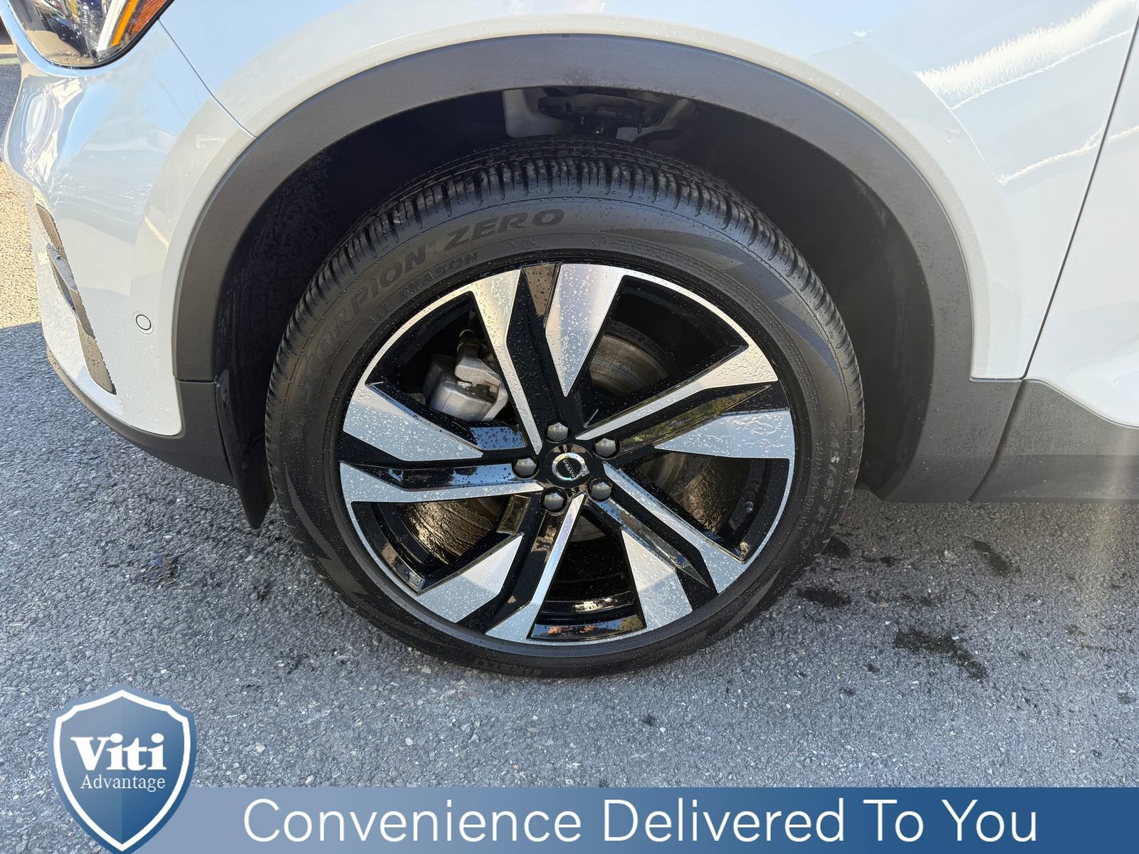 Certified 2024 Volvo XC40 B5 Ultimate w/ Protection Package Premier image 12