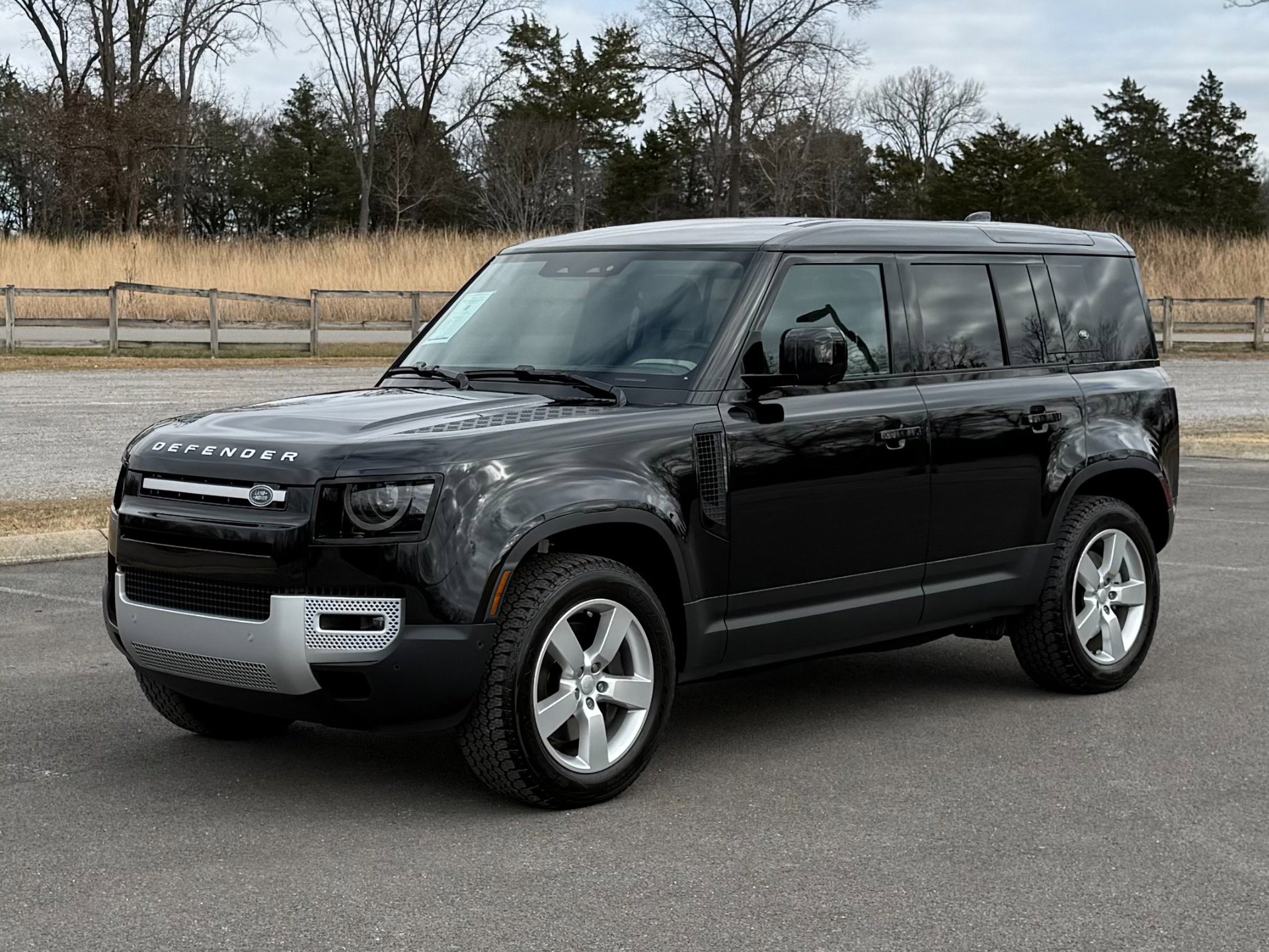 Used 2024 Land Rover Defender 110 SE image 4