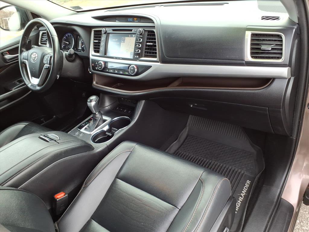 Used 2019 Toyota Highlander XLE image 18