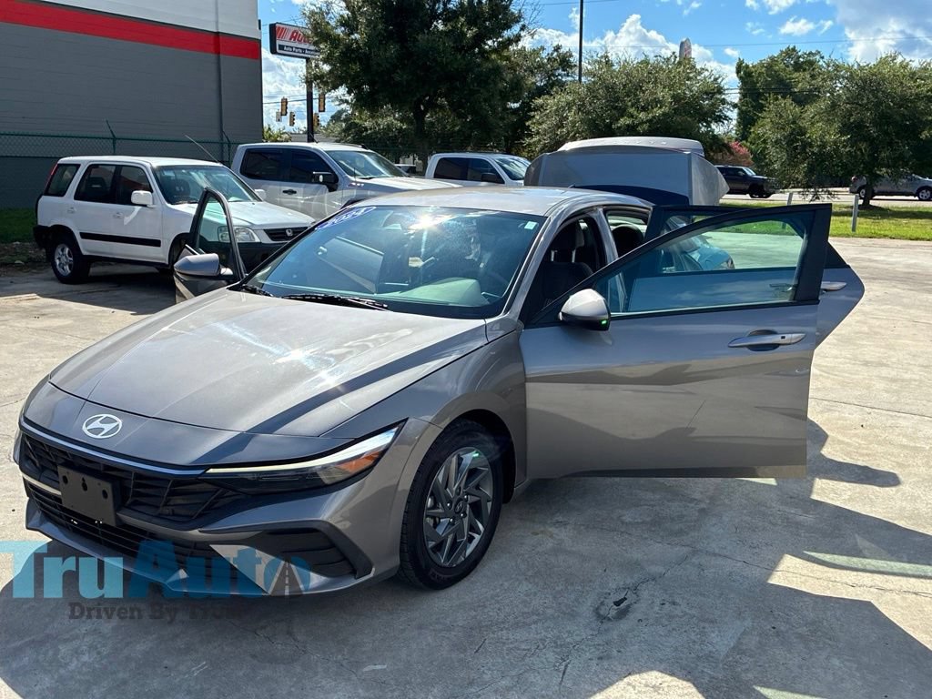 Used 2024 Hyundai Elantra SEL FWD image 13