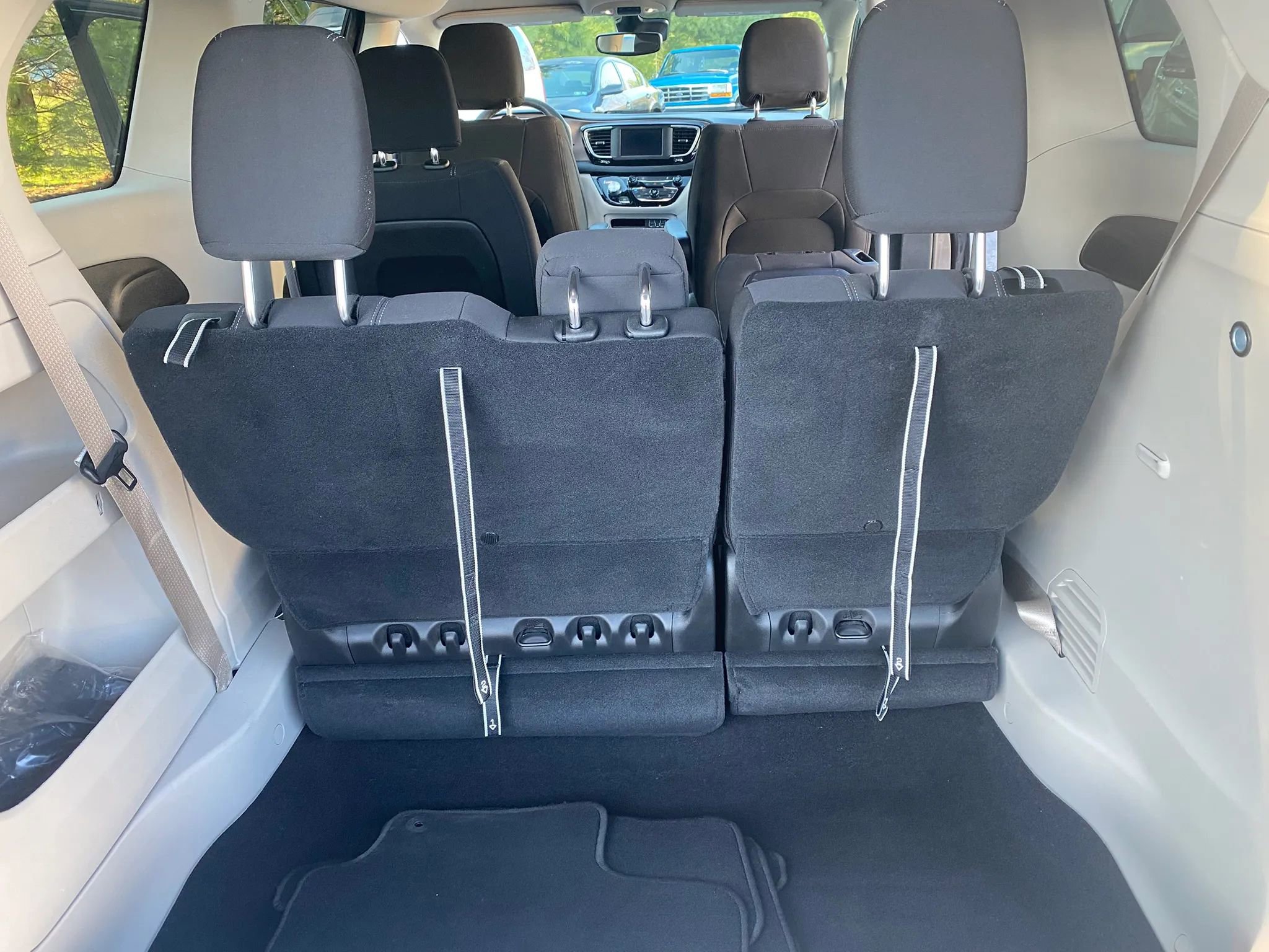 Used 2023 Chrysler Voyager LX image 24