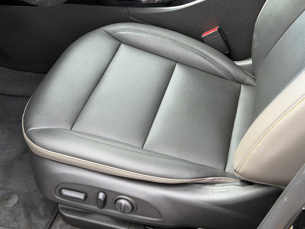 Used 2024 Chevrolet Trax ACTIV w/ Sunroof Package FWD image 25