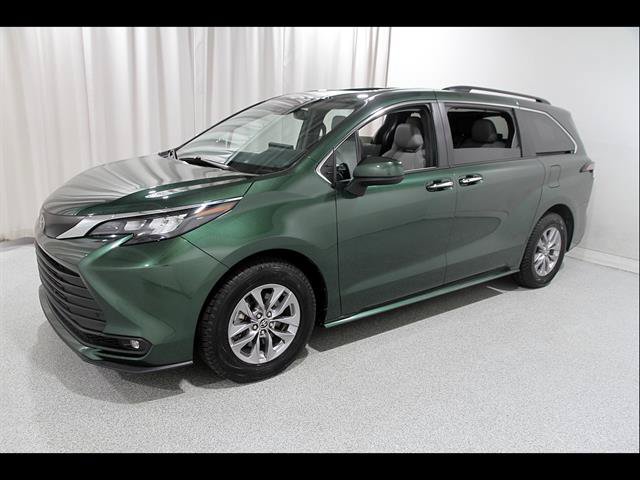 Used 2026 Toyota Sienna XLE FWD image 3