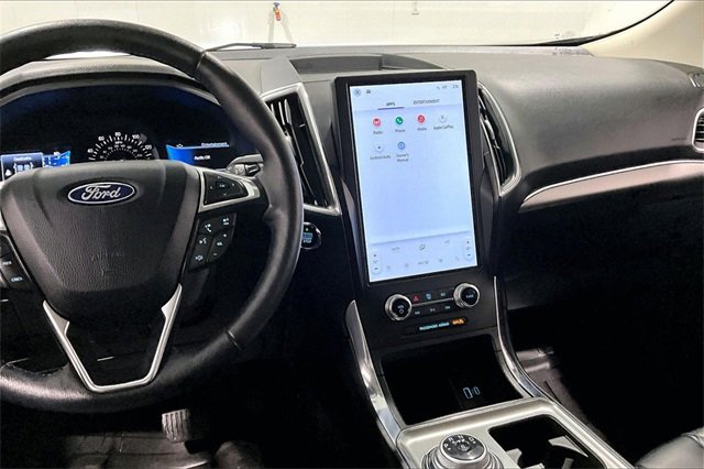 Used 2024 Ford Edge Titanium w/ Cold Weather Package image 9