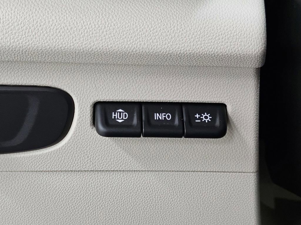 Used 2022 Buick Envision Avenir w/ Technology Package II image 41