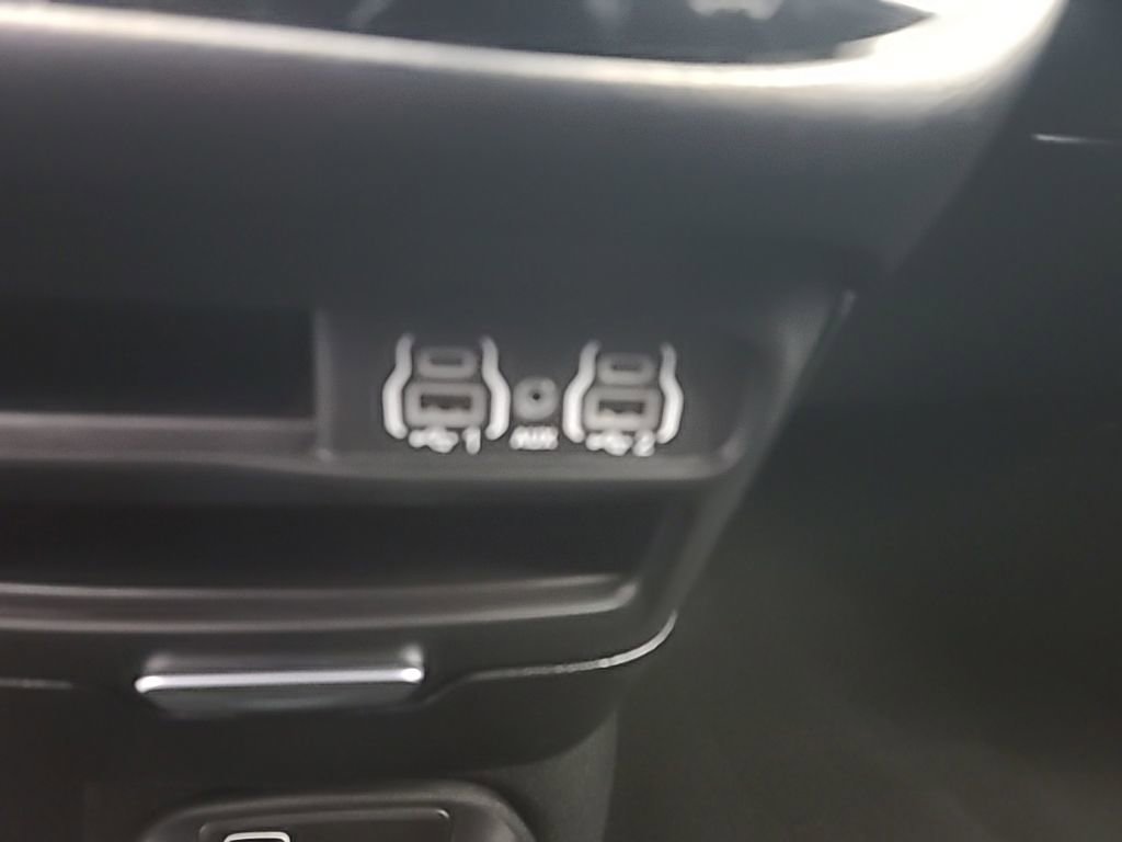 Used 2025 Chrysler Pacifica Select image 37