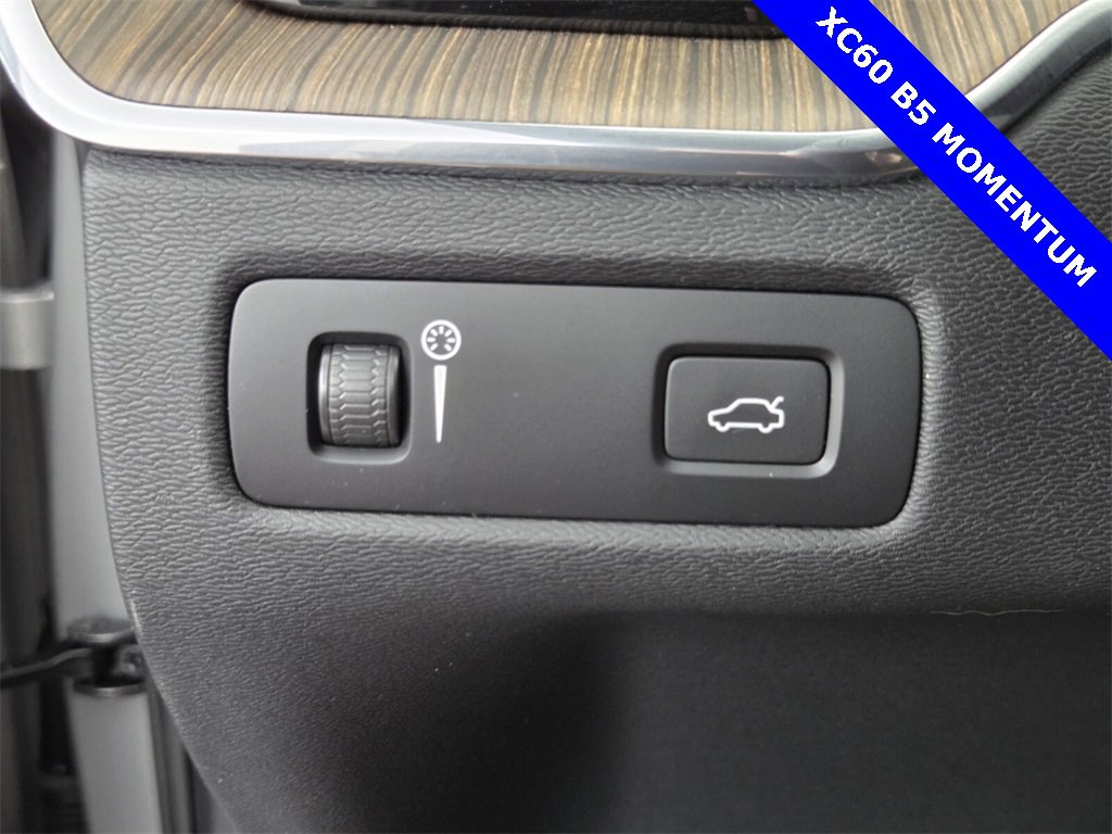 Used 2022 Volvo XC60 B5 Momentum image 41
