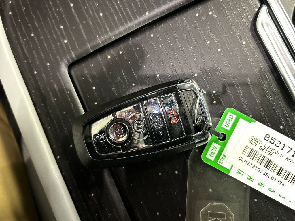 Used 2025 Lincoln Navigator L Black Label AWD/4WD image 22