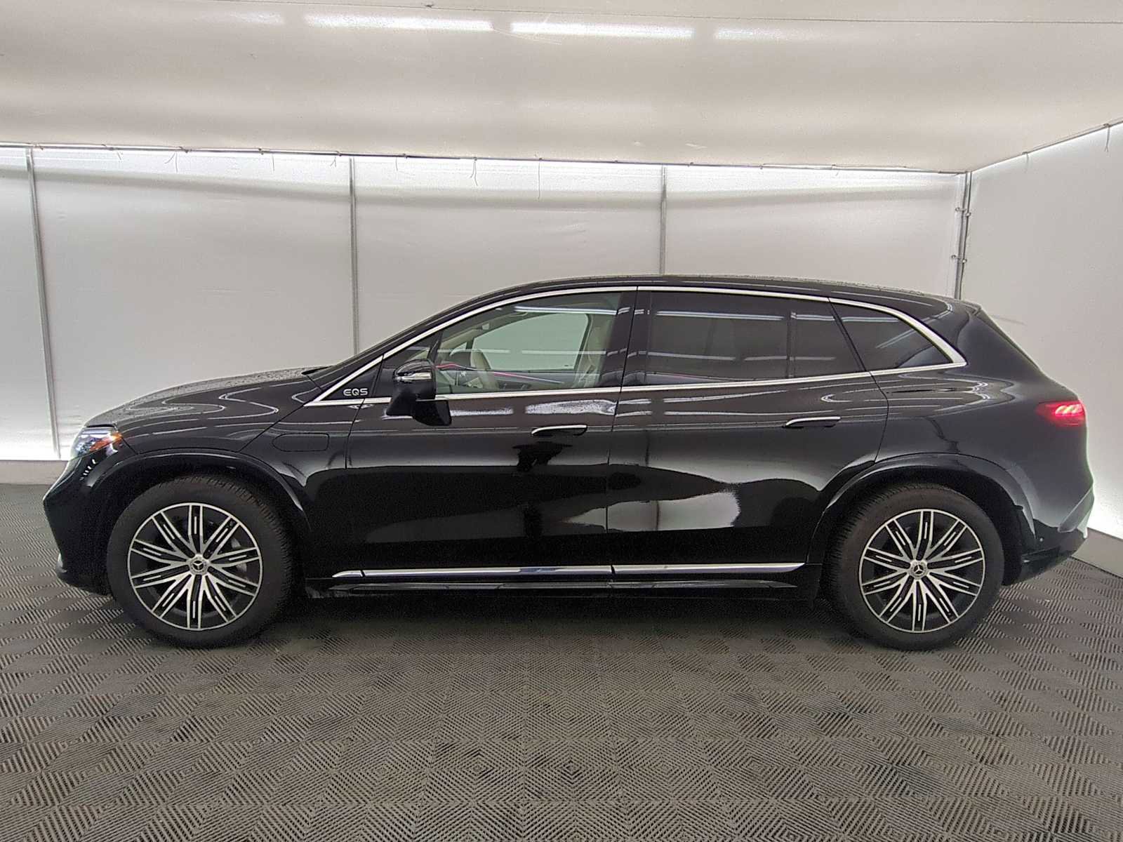 Used 2023 Mercedes-Benz EQS 580 4MATIC SUV image 4