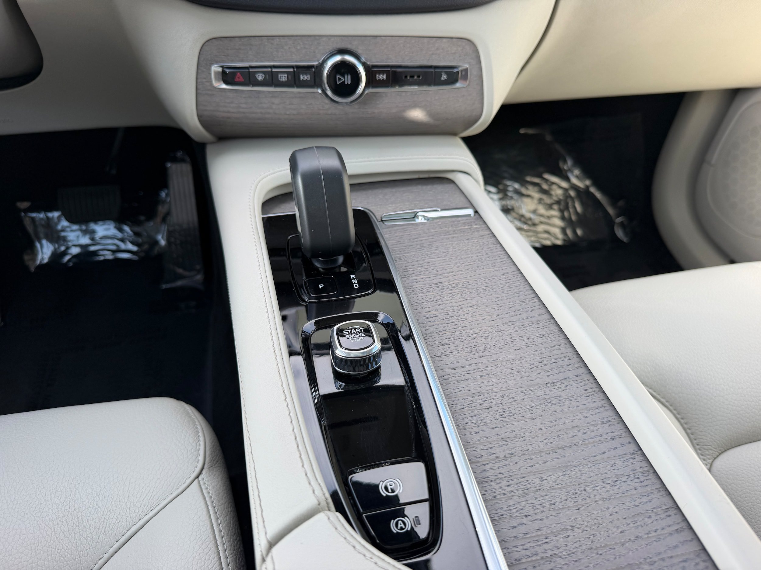 Certified 2024 Volvo XC90 T8 Plus AWD/4WD image 16