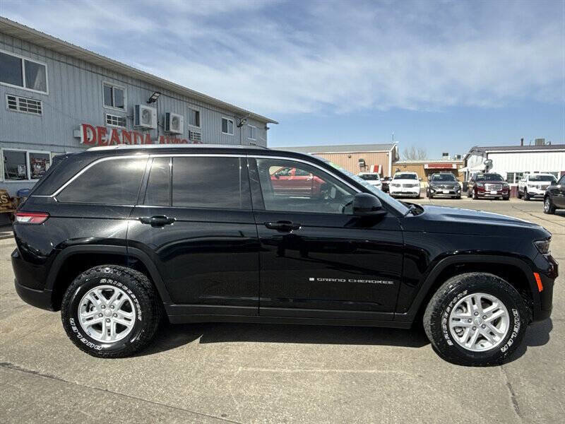Used 2022 Jeep Grand Cherokee Laredo w/ Luxury Tech Group I AWD/4WD image 8