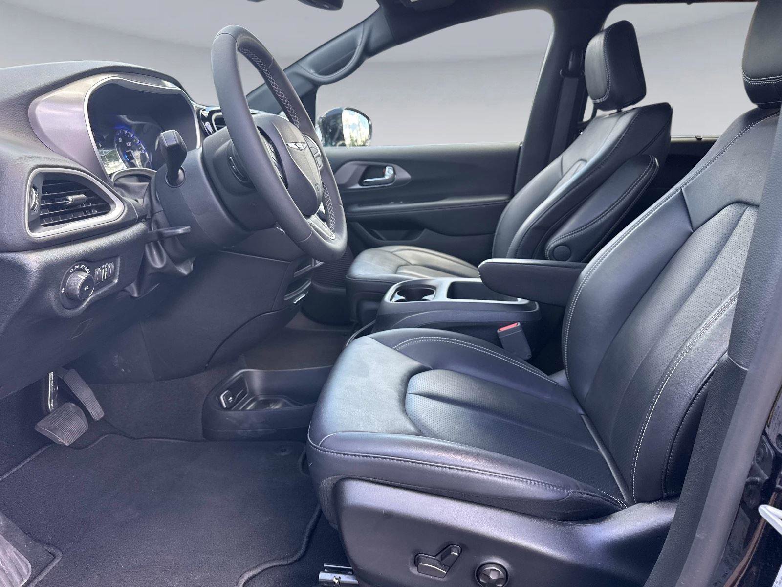 Used 2025 Chrysler Pacifica Select FWD image 21