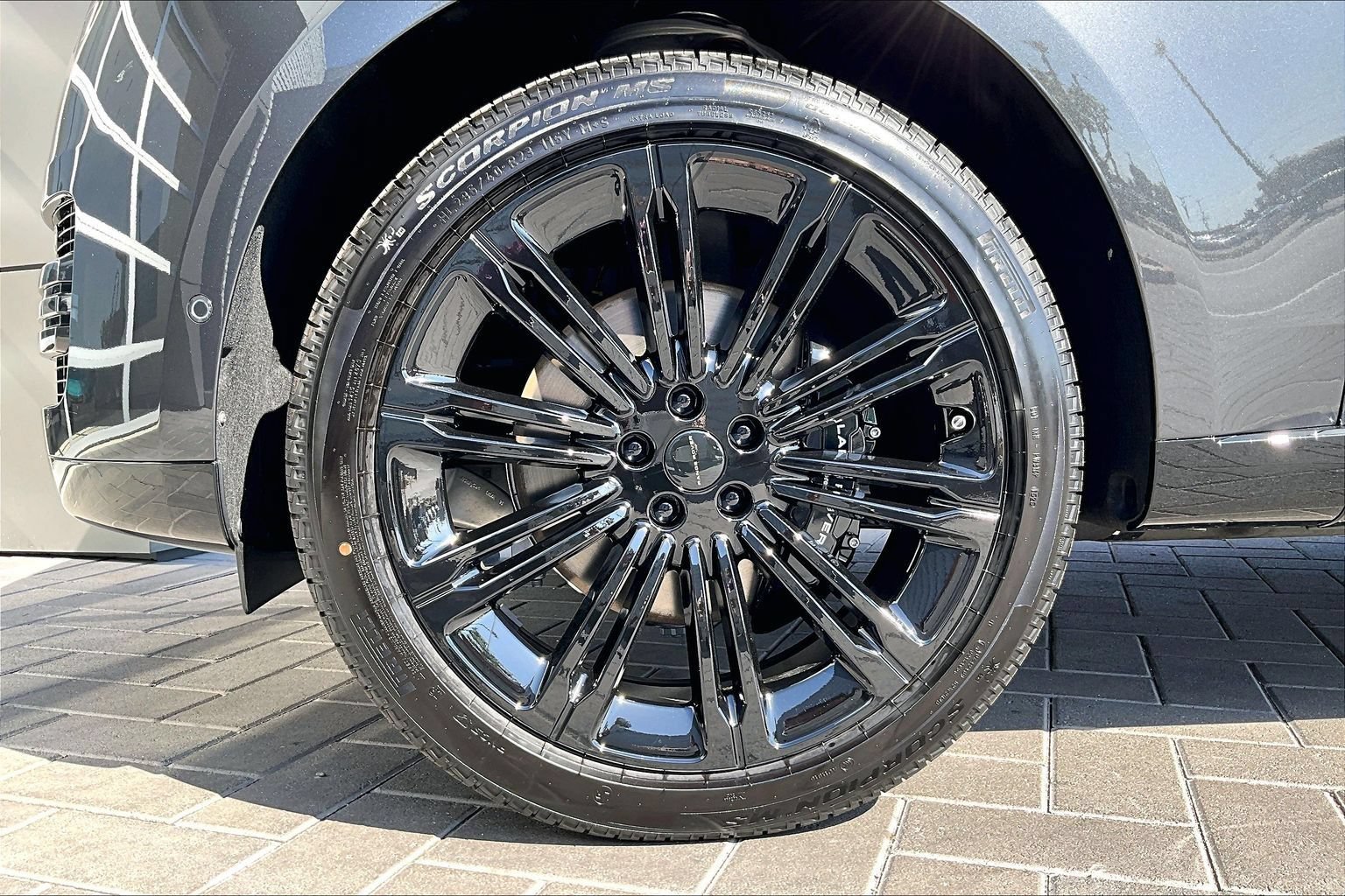 New 2026 Land Rover Range Rover Long Wheelbase SE AWD/4WD image 13