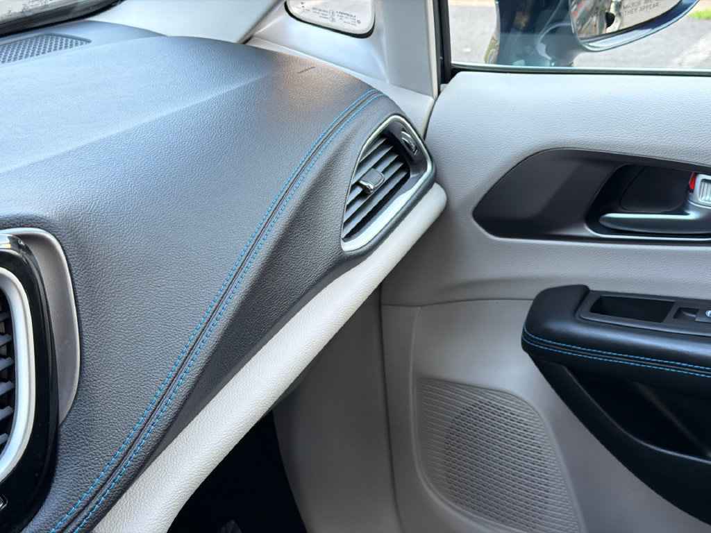 Used 2021 Chrysler Pacifica Touring FWD image 31