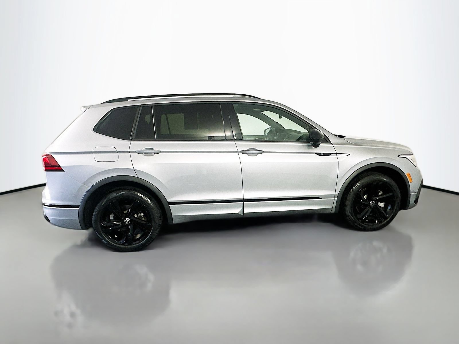 Used 2023 Volkswagen Tiguan SE R-Line AWD/4WD image 8