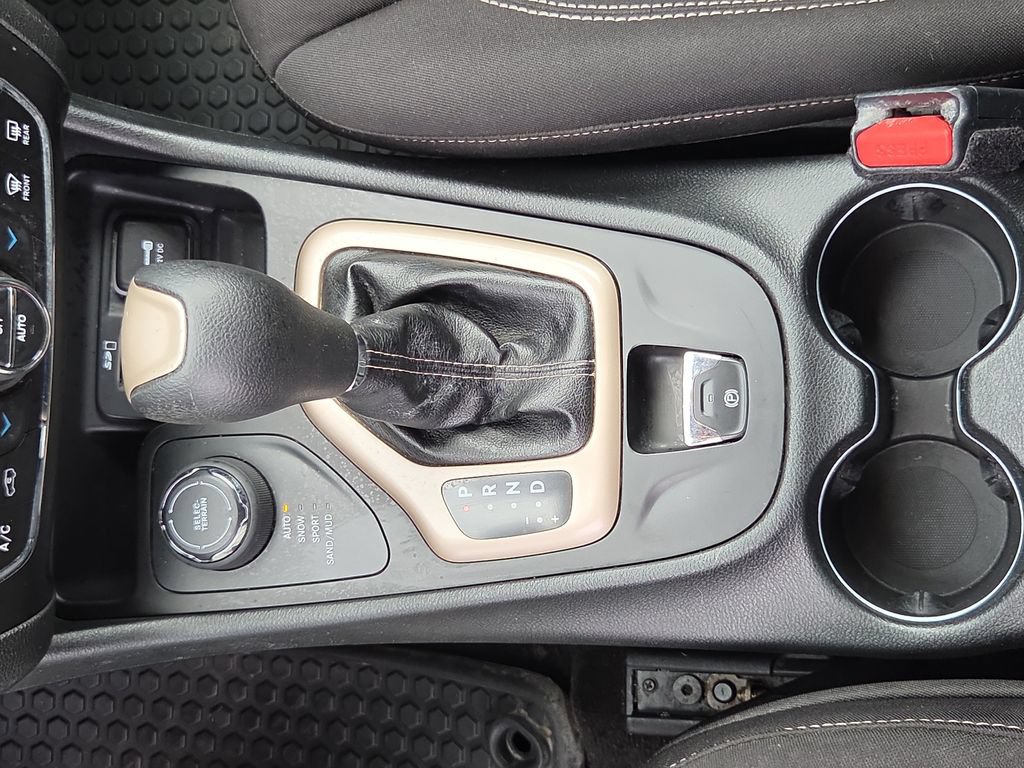 Used 2014 Jeep Cherokee Latitude w/ Comfort/Convenience Group AWD/4WD image 40