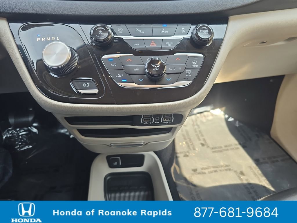 Used 2023 Chrysler Pacifica Touring-L image 15