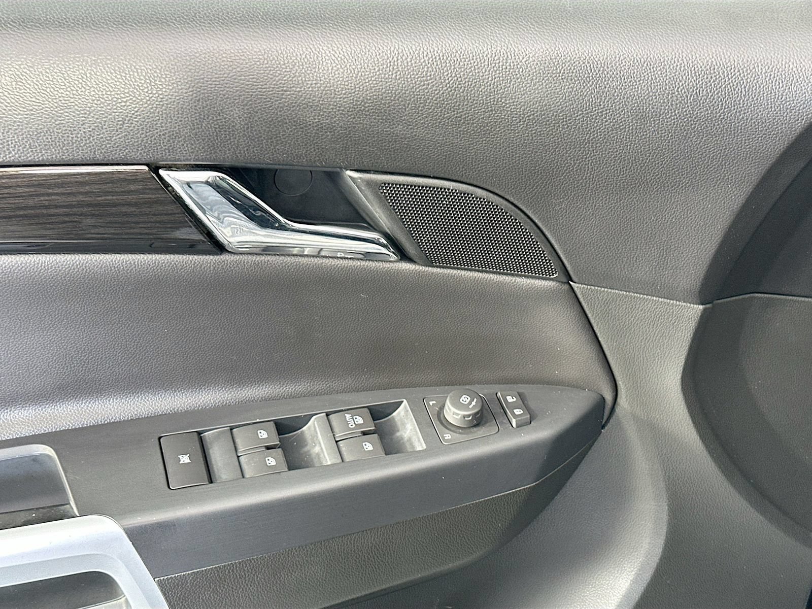 Used 2014 Chevrolet Captiva Sport LTZ FWD image 16