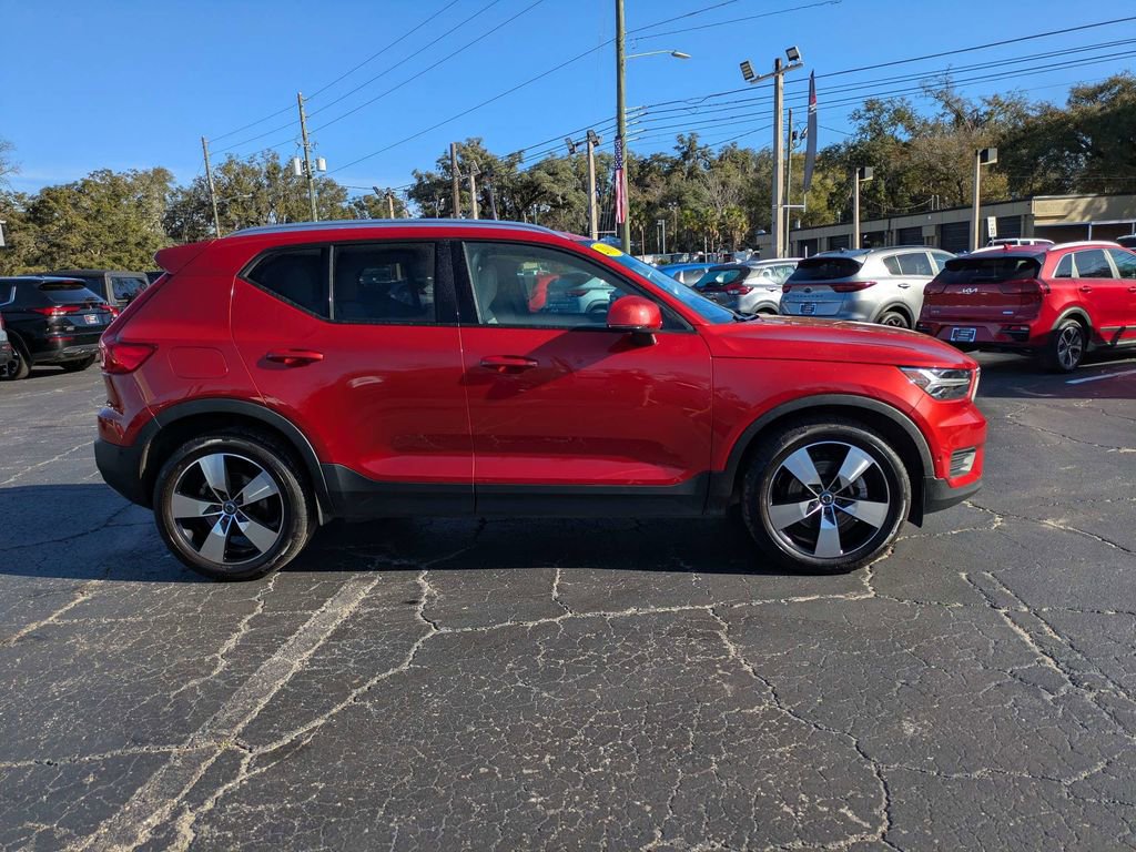 Used 2019 Volvo XC40 T5 Momentum image 3