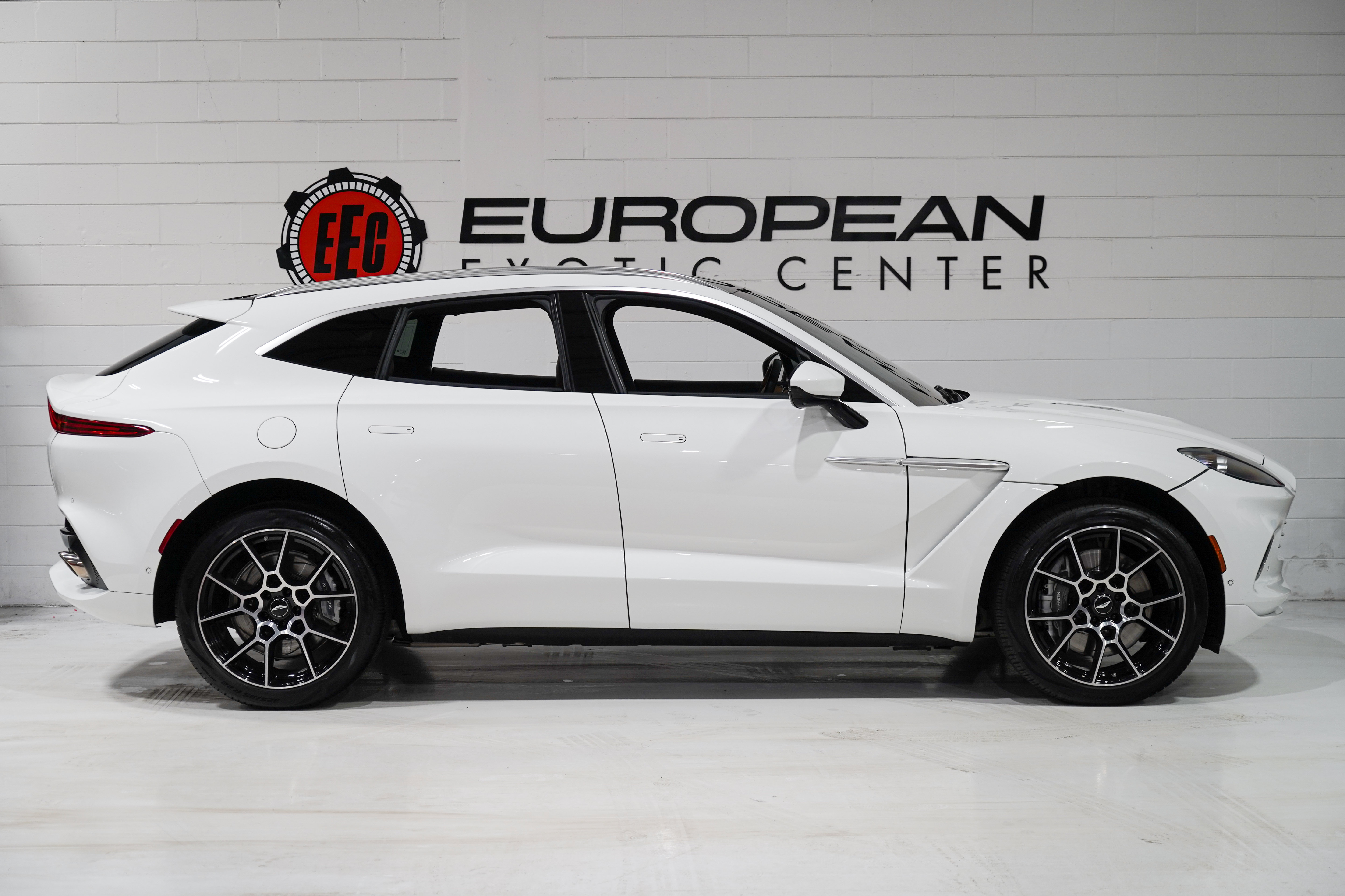 Used 2022 Aston Martin DBX AWD/4WD image 6