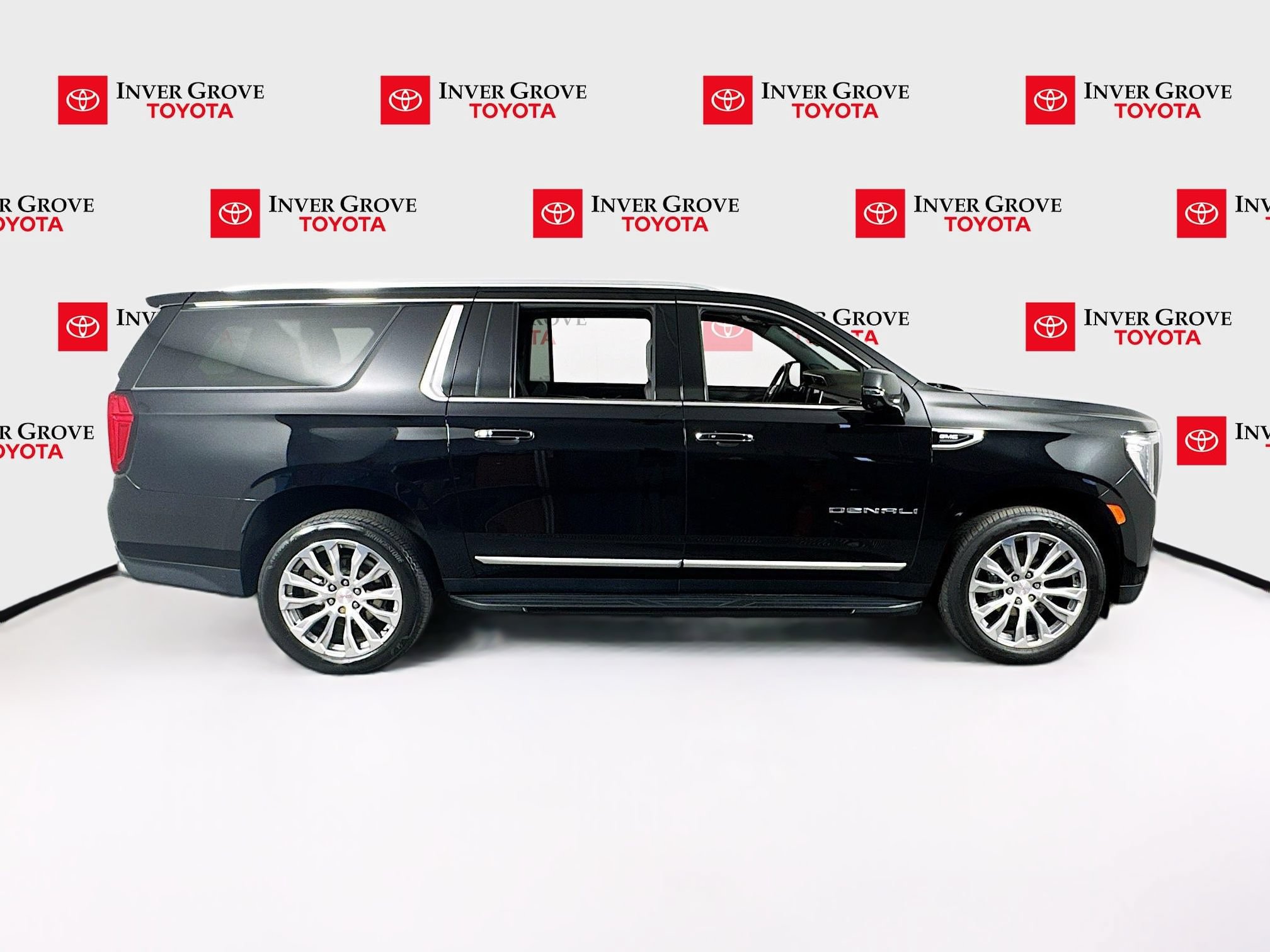 Used 2023 GMC Yukon XL Denali w/ Max Trailering Package AWD/4WD image 4