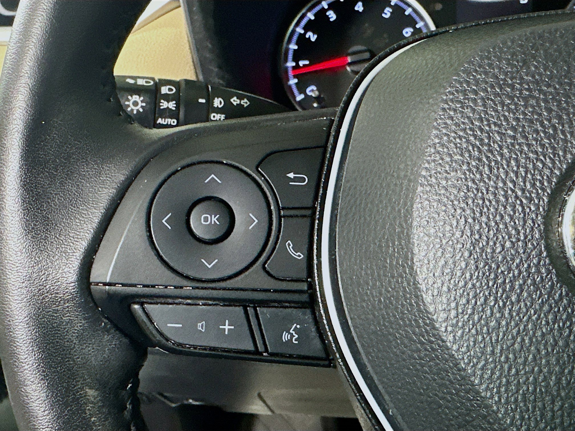 Used 2022 Toyota RAV4 XLE Premium image 16