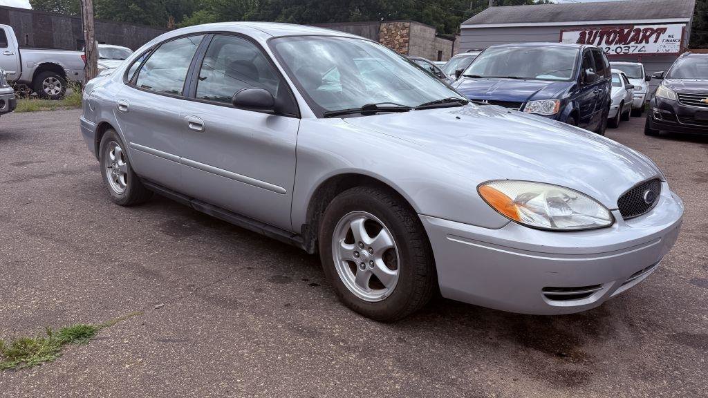 Used 2005 Ford Taurus SE FWD image 2