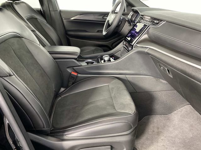 Used 2025 Jeep Grand Cherokee Altitude AWD/4WD image 10