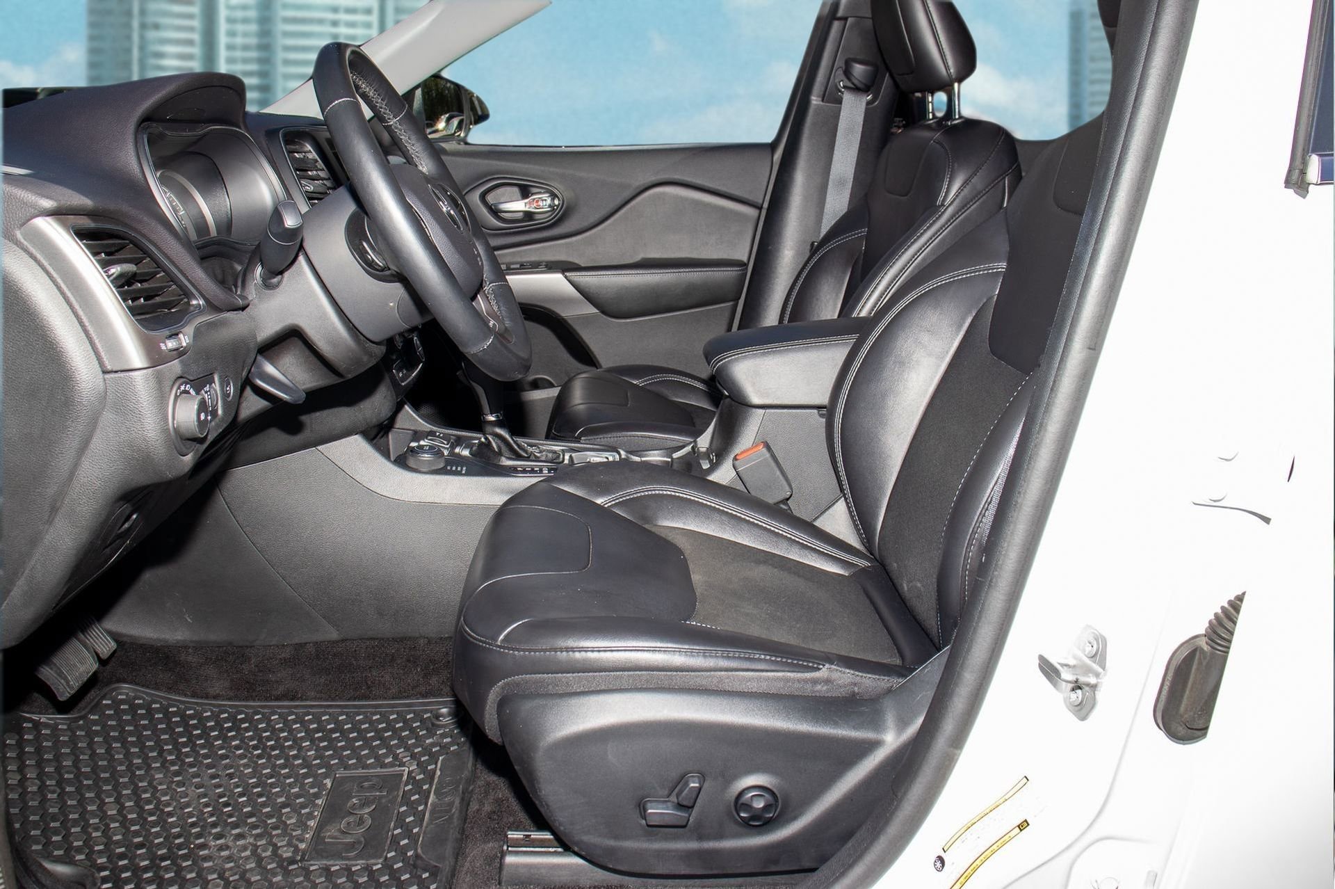 Used 2019 Jeep Cherokee Latitude Plus w/ Comfort/Convenience Group image 7