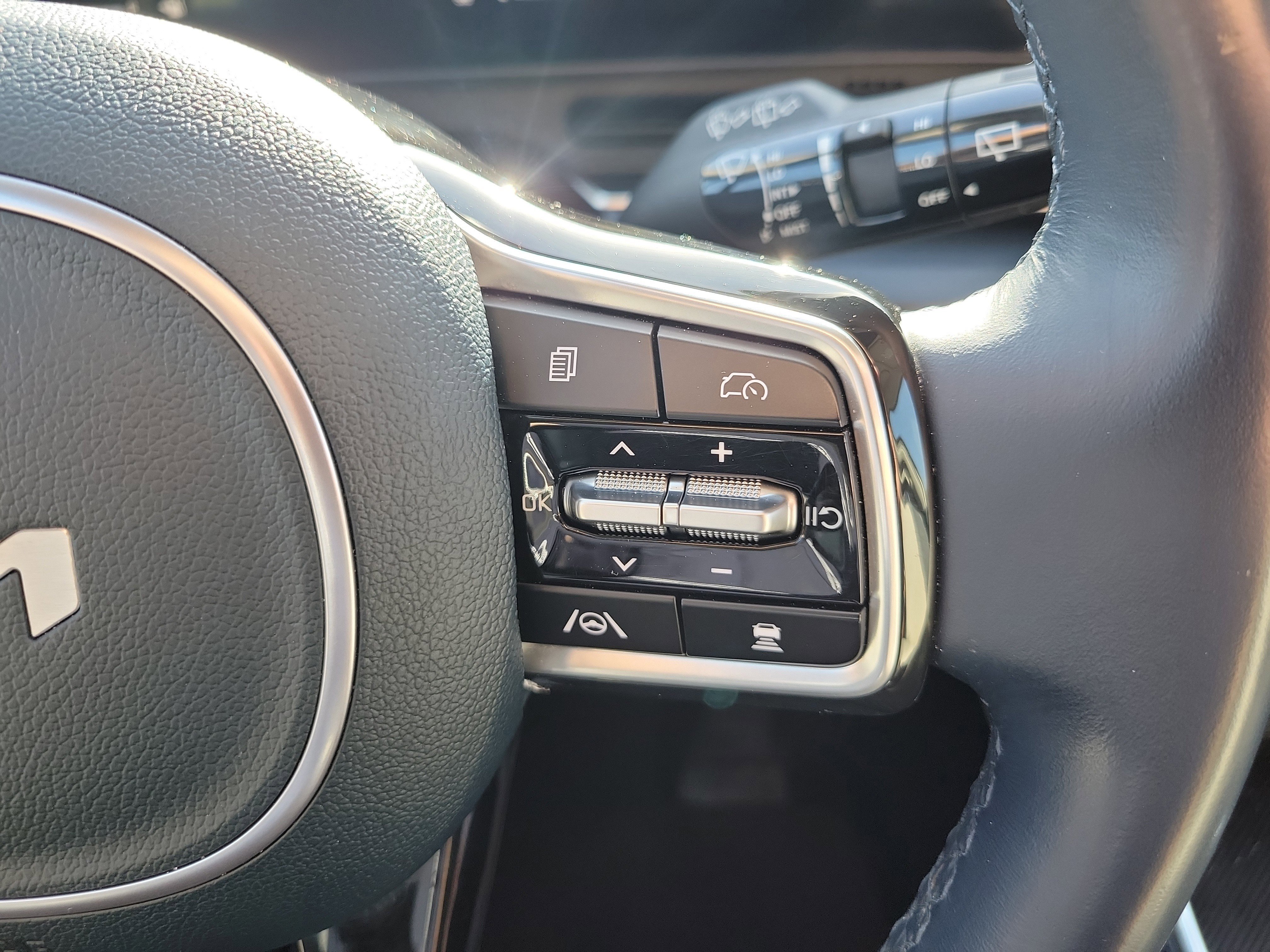 Certified 2025 Kia Carnival EX image 29