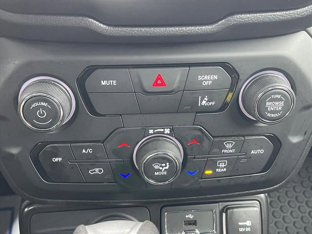 Used 2023 Jeep Renegade Latitude w/ Premium Group image 30