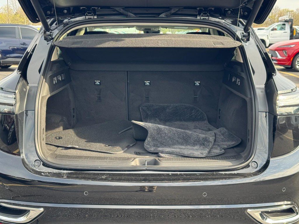 Used 2023 Buick Envision Avenir image 4