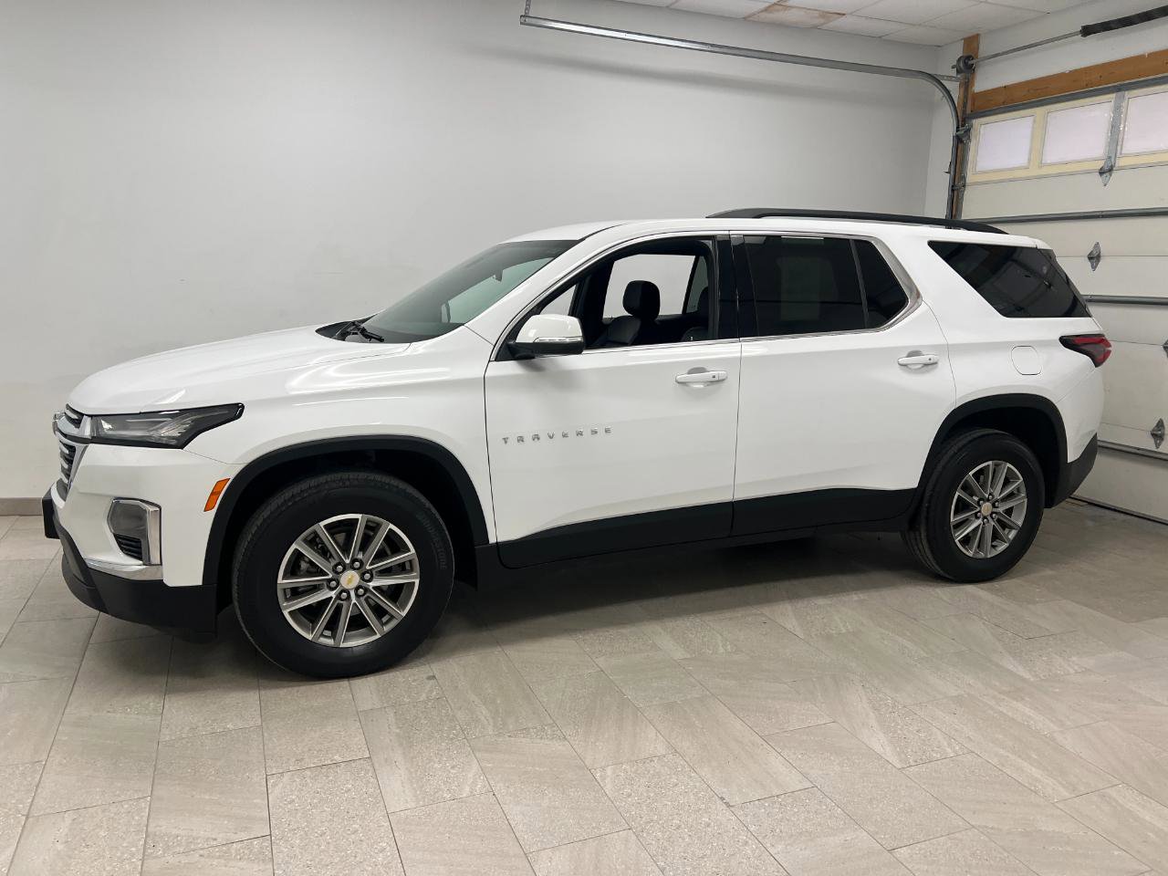 Used 2023 Chevrolet Traverse LT FWD image 2
