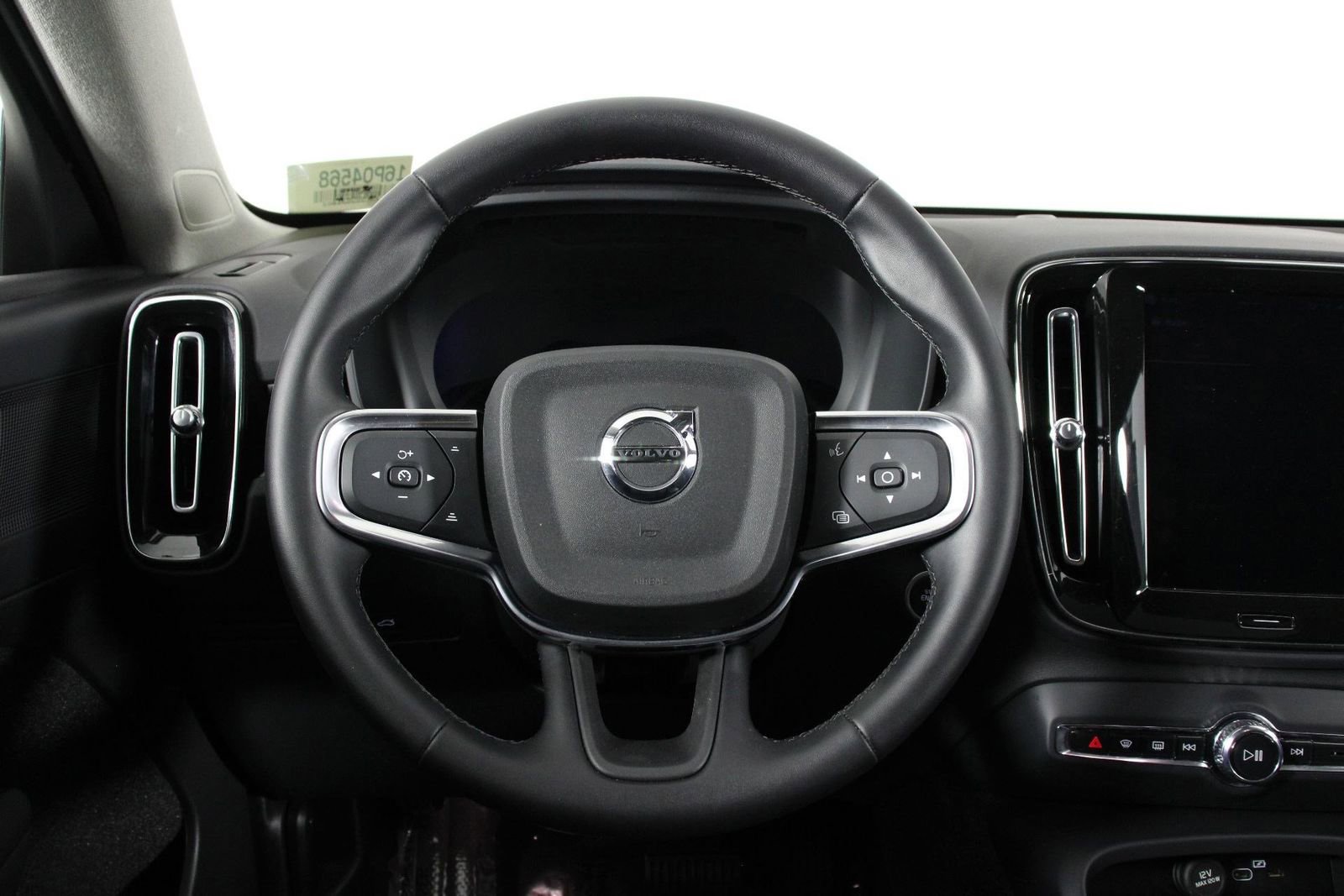 Certified 2025 Volvo XC40 B5 Plus AWD/4WD image 8