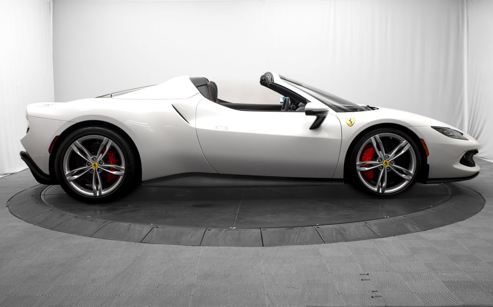 Used 2025 Ferrari 296 GTS RWD image 2