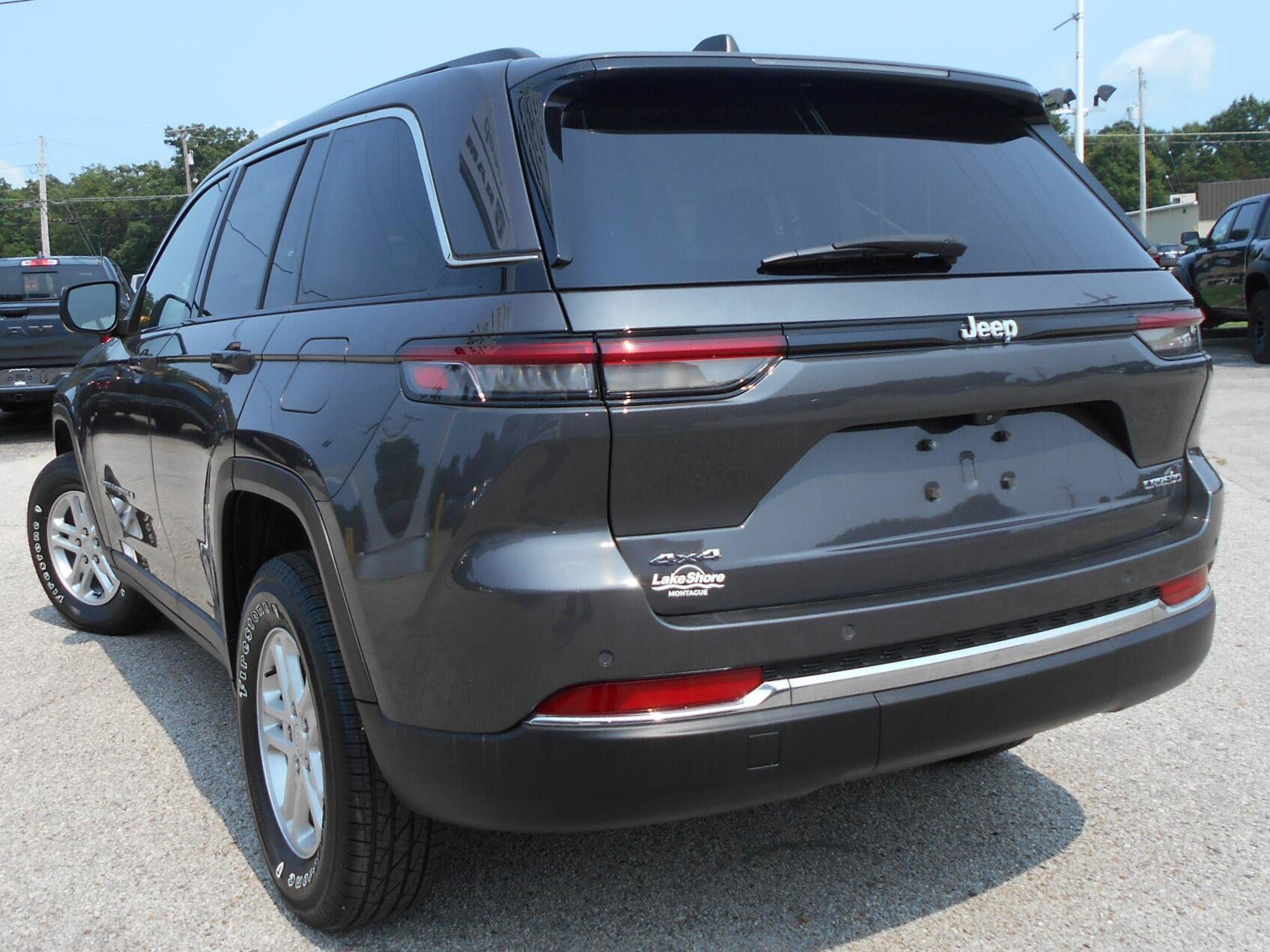 Certified 2023 Jeep Grand Cherokee Laredo w/ Luxury Tech Group I AWD/4WD image 3